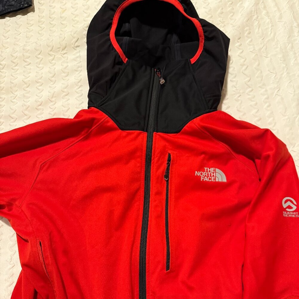 The North Face Summit Series Men's L4 Windstopper soft shell hoodie - medium